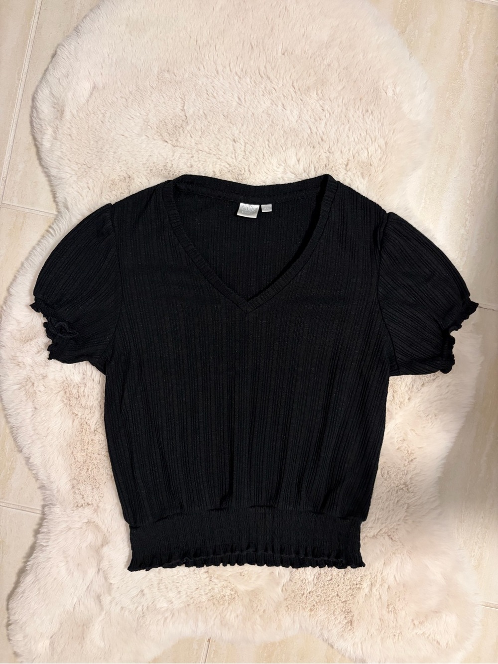 Black V-Neck Ribbed Short Sleeve Top with Smocked Hem - M